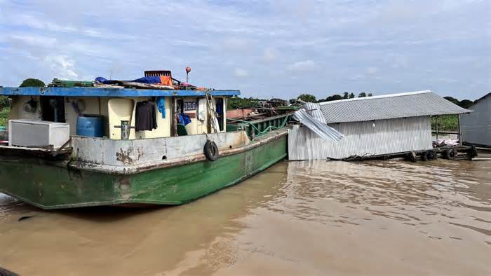 An Giang: Sà lan bất ngờ đâm sập bè cá trên sông Hậu trong đêm