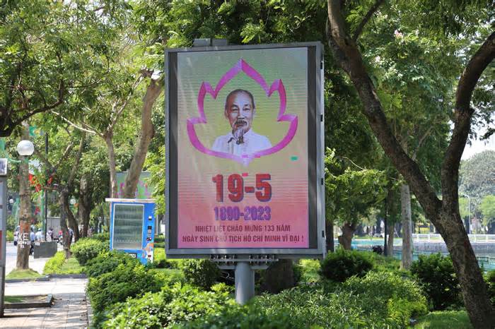 Hà Nội rực rỡ cờ hoa chào mừng kỷ niệm 133 năm ngày sinh Bác Hồ
