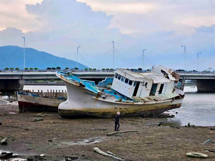Di dời 2 xác tàu đắm gây ô nhiễm môi trường ở Nha Trang