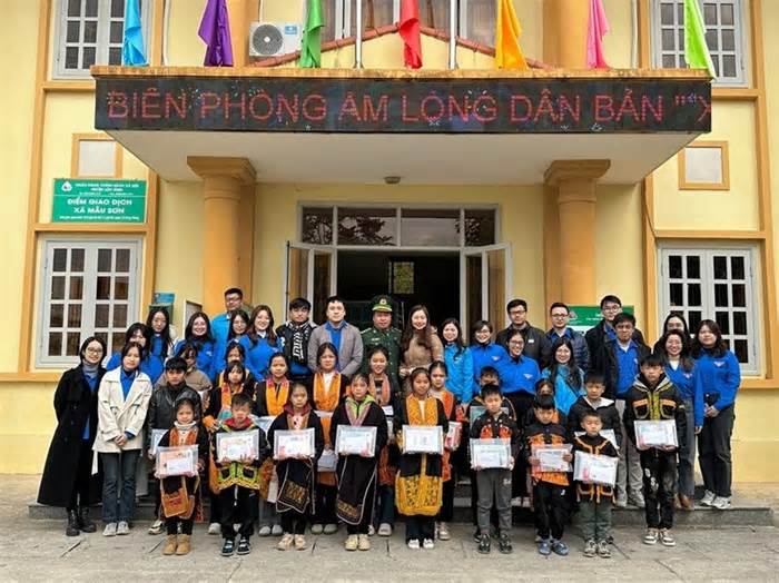 Thanh niên Ngoại giao mang 'Xuân biên cương - nâng bước em đến trường' đến với đồng bào biên giới phía Bắc