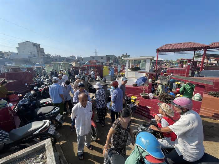 Hàng ngàn người dân TPHCM đi tảo mộ ngày cuối năm