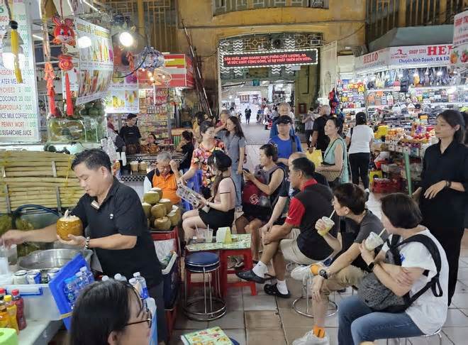 Du khách phản ánh gián bò vào thức ăn ở chợ Bến Thành: Đình chỉ quầy vi phạm, siết an toàn thực phẩm