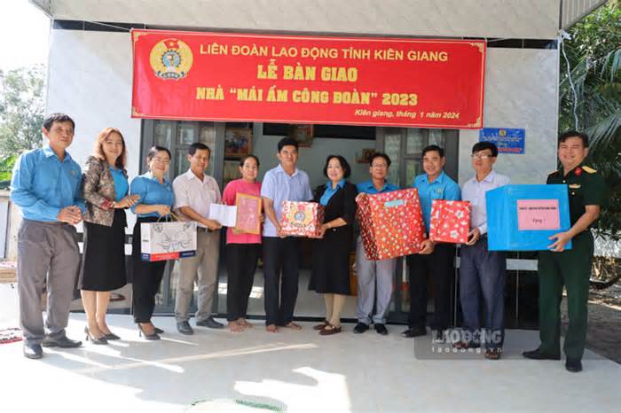 Đoàn viên huyện biên giới ở Kiên Giang vui mừng nhận nhà Mái ấm Công đoàn