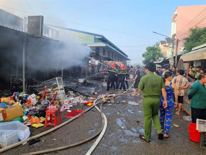 Cháy chợ Bình Thành ở Đồng Tháp, ước thiệt hại gần chục tỷ đồng
