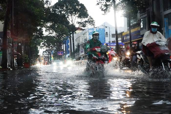 Người dân ngán ngẩm vì mưa lớn liên tục ở TP Hồ Chí Minh và Nam Bộ