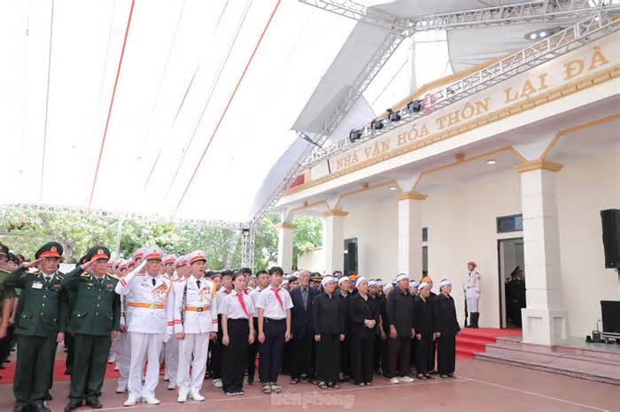 Xúc động giây phút tiễn biệt Tổng Bí thư Nguyễn Phú Trọng ở quê nhà Lại Đà