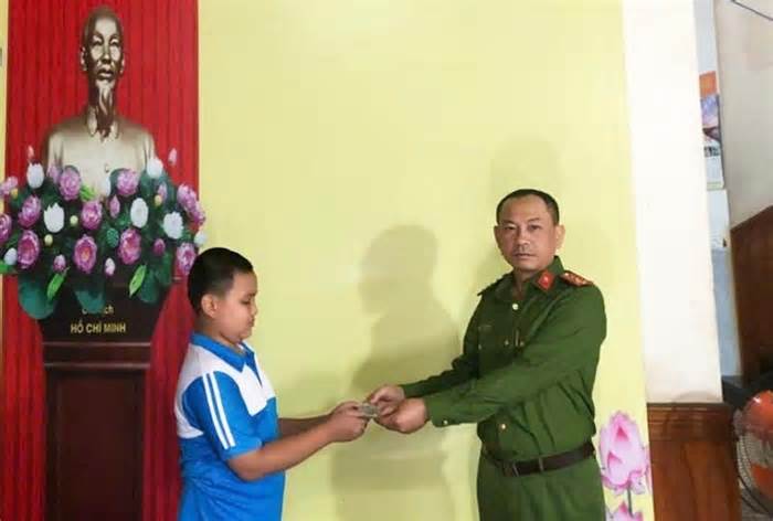 Nhặt được 28,5 triệu đồng, học sinh lớp 6 tại Quảng Ninh báo công an