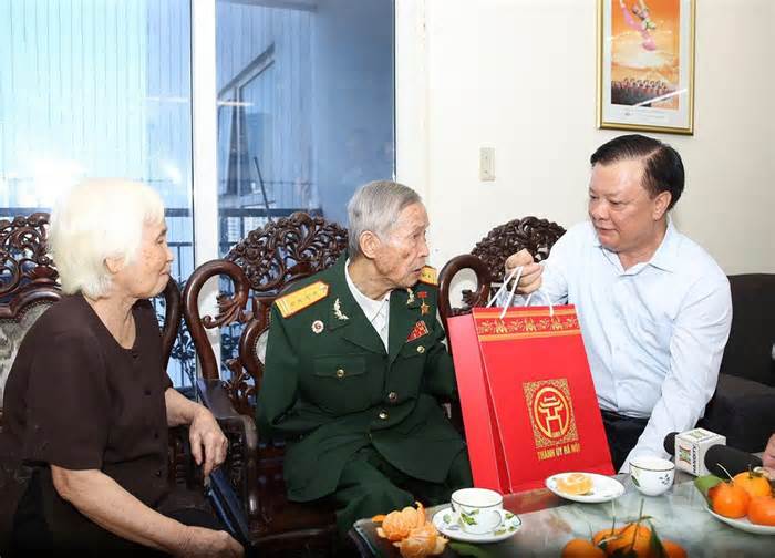 Bí thư Thành ủy Hà Nội thăm, tặng quà anh hùng La Văn Cầu
