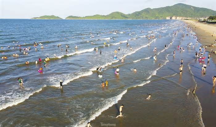 Nắng nóng, du khách đổ về biển Hà Tĩnh 'giải nhiệt'