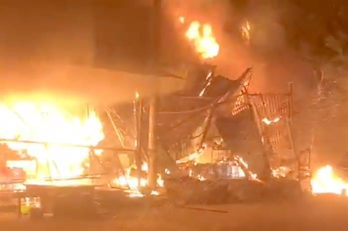 Cháy loạt ki ốt trong khu dân cư ở TPHCM lúc nửa đêm