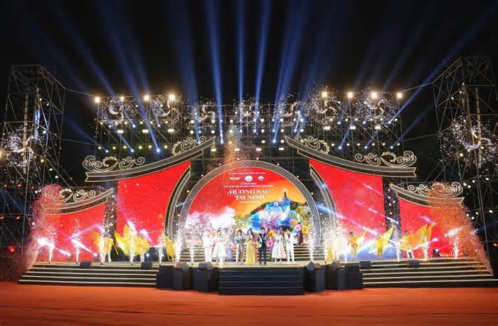 Hơn 200.000 du khách đổ về Tây Ninh dự Lễ khai mạc Hội xuân núi Bà Đen