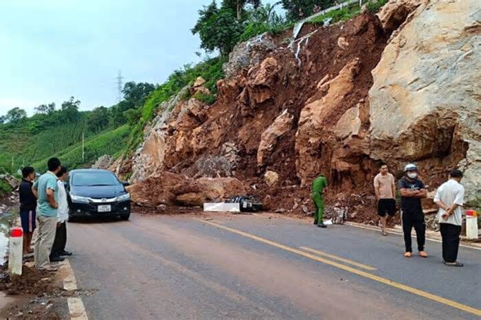 Xe máy tông vào đống đá sạt lở, tài xế thiệt mạng