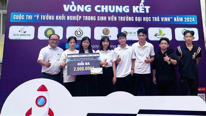 Sinh viên Đại học Trà Vinh biến chất thải nhựa thành gạch xây dựng