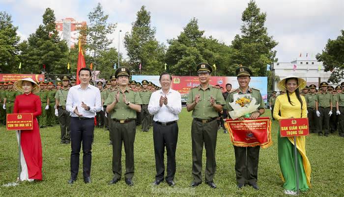 Màn võ thuật kẹp cổ khống chế tội phạm của nữ Công an TPHCM