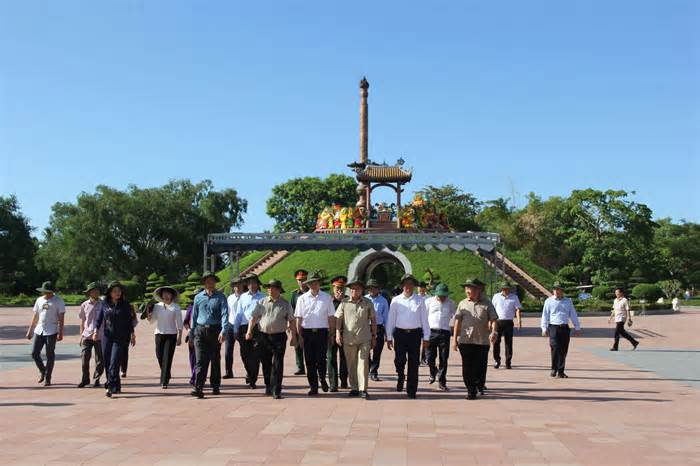 Thủ tướng dâng hương tưởng nhớ, tri ân các Anh hùng liệt sỹ ở Quảng Trị