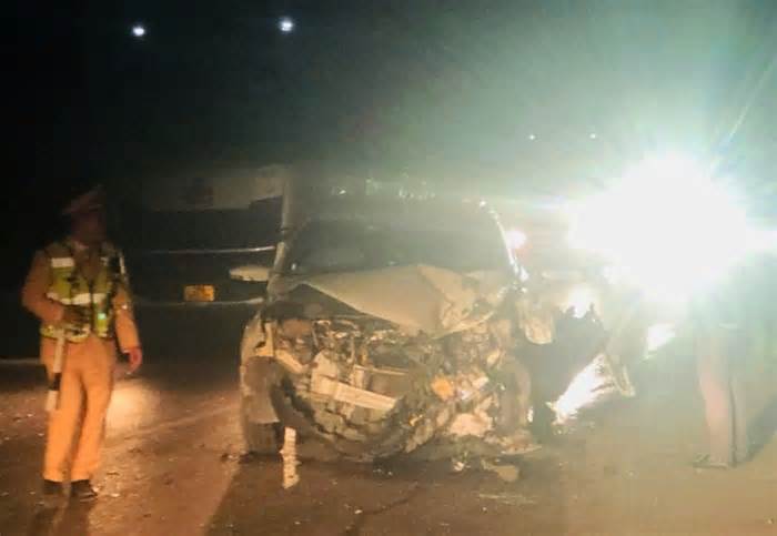 Giải cứu tài xế ôtô bị mắc kẹt sau vụ tai nạn ở Thanh Hoá