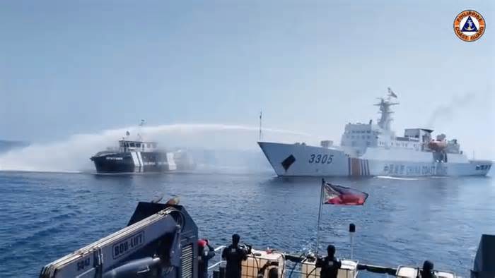 Hải cảnh Trung Quốc tuyên bố xua đuổi tàu Philippines khỏi Scarborough