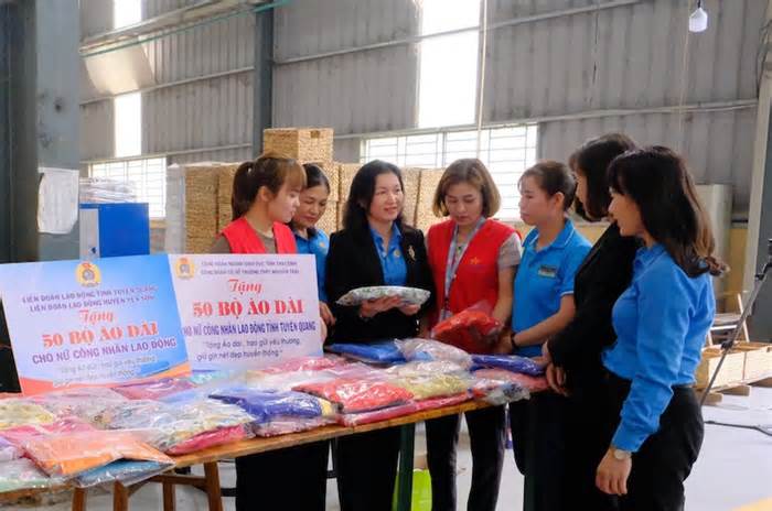 Trao tặng 220 bộ áo dài cho nữ công nhân lao động