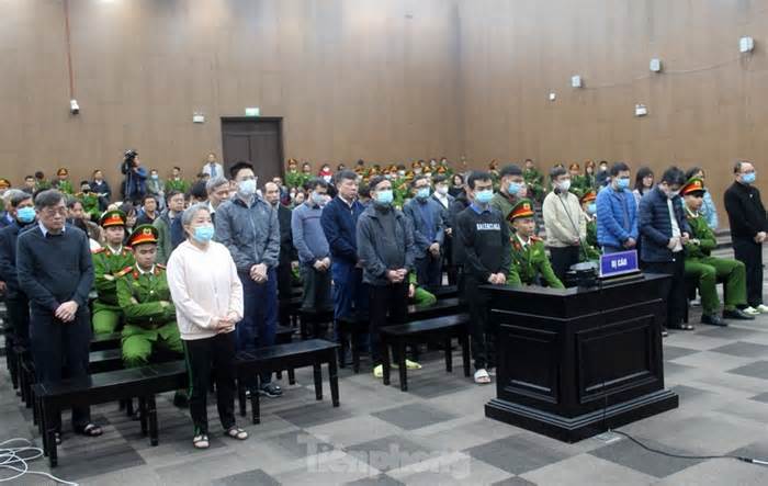 Hình ảnh các bị cáo rời toà sau khi toà tuyên án vụ án Việt Á