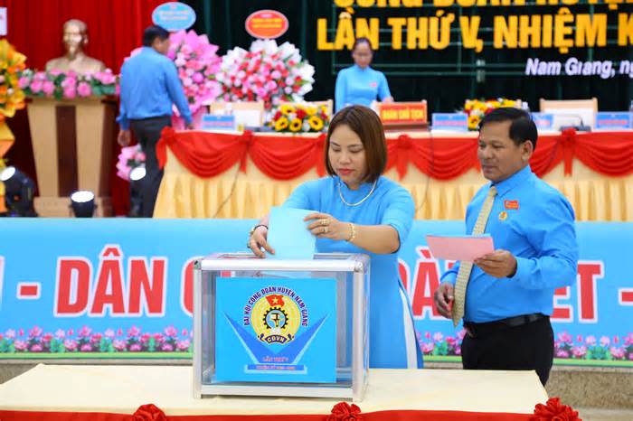 LĐLĐ huyện Nam Giang dành tặng 9 Mái ấm công đoàn cho CNVCLĐ khó khăn