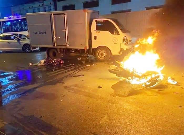 Xe môtô bốc cháy trong vụ tai nạn liên hoàn ở Cẩm Phả, 2 người bị thương, 2 ôtô hư hỏng
