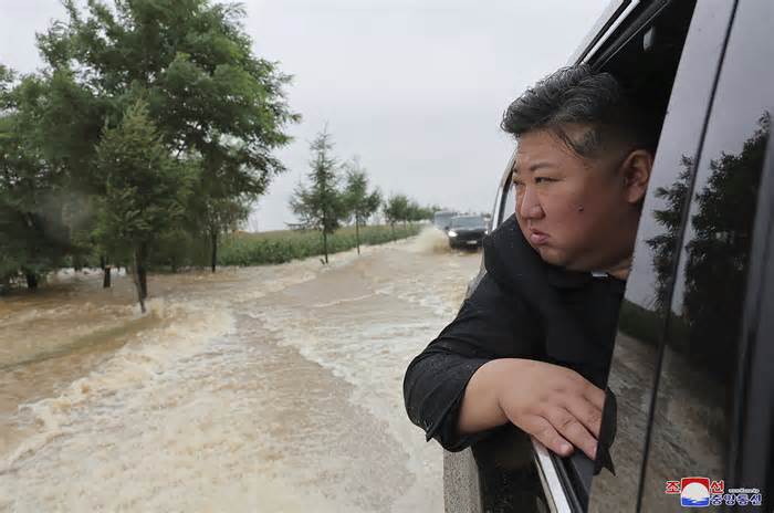Ông Kim Jong-un ngồi xe vượt lũ đi thị sát cứu hộ