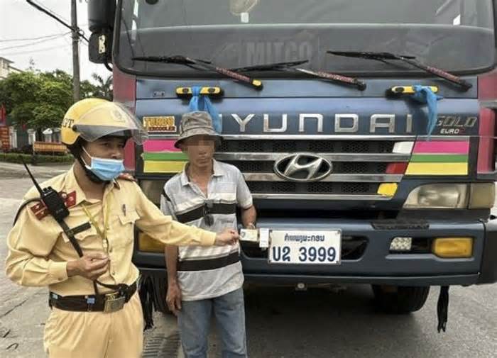 Một tài xế xe đầu kéo biển Lào bị tạm giữ vì sử dụng ma túy