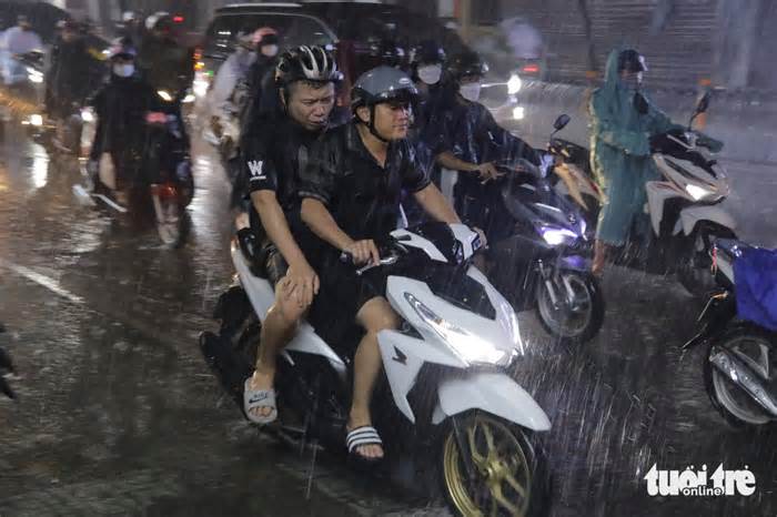 Mưa lớn giờ tan tầm ở TP.HCM, lại điệp khúc 'ngập, kẹt xe'