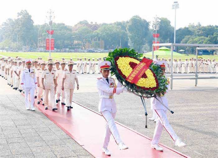 Đoàn đại biểu Đại hội thành lập Hội Cựu Công an nhân dân Việt Nam vào lăng viếng Bác