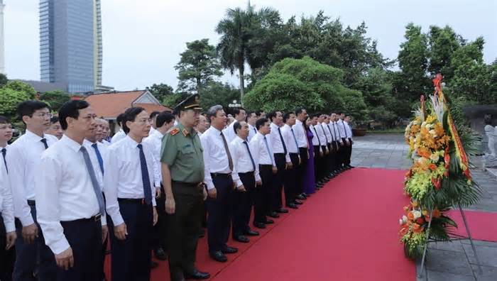 Đoàn đại biểu tỉnh Thanh Hóa dâng hương tưởng niệm Chủ tịch Hồ Chí Minh