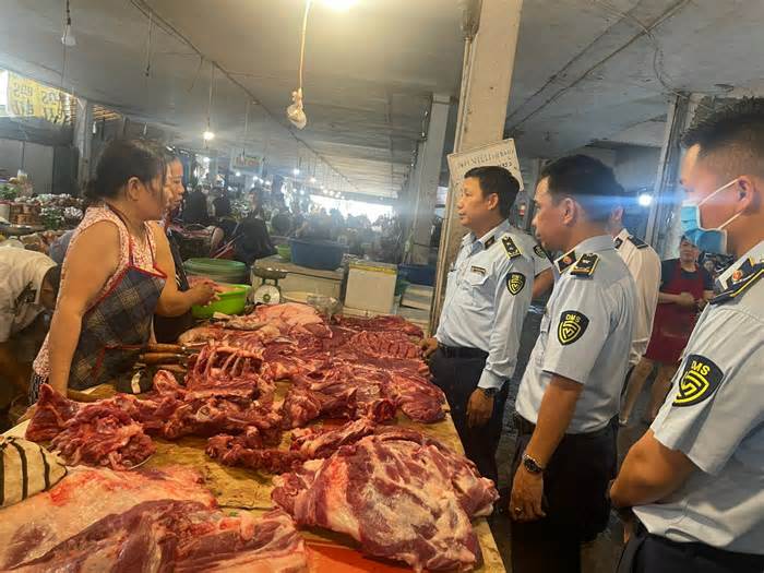 Buôn bán thịt lợn bẩn, một tiểu thương bị phạt hơn 100 triệu đồng