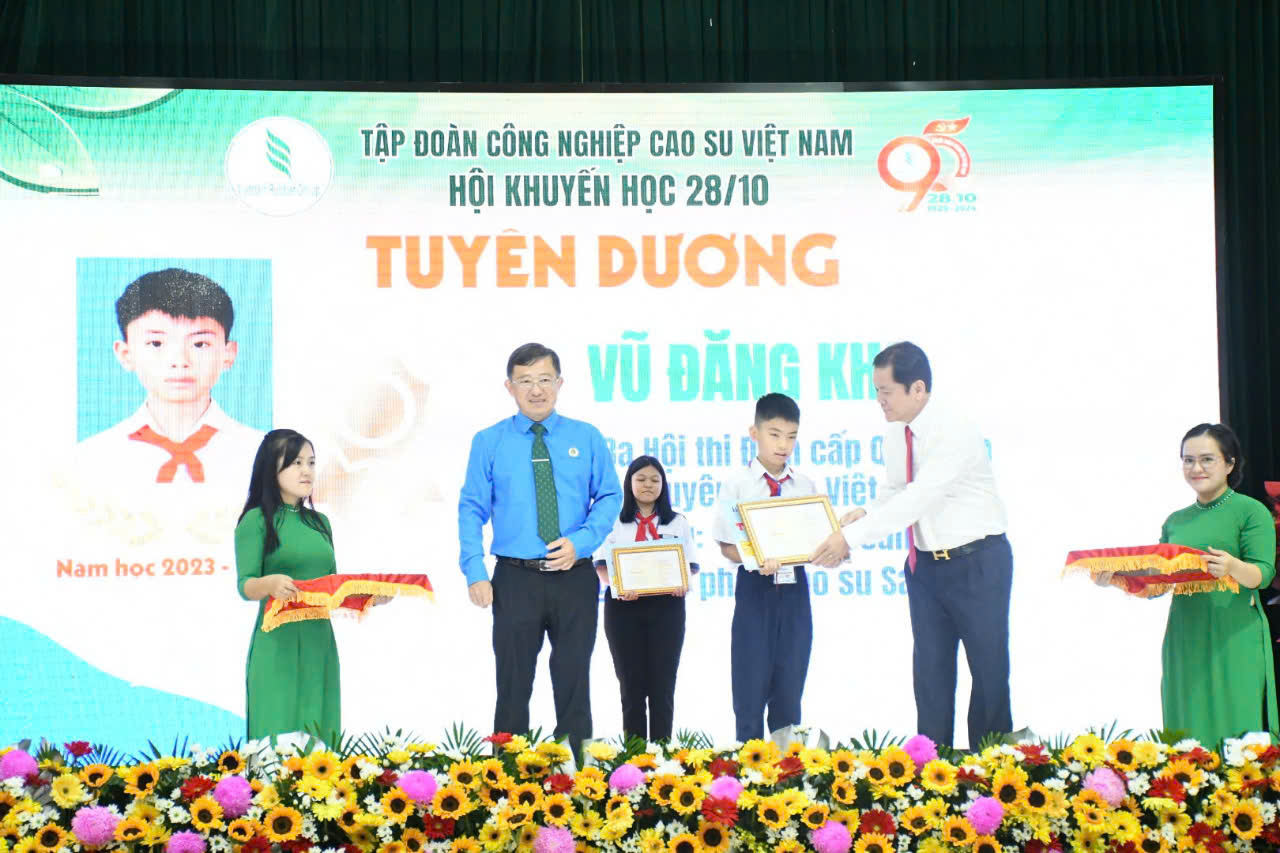 Tập đoàn Công nghiệp cao su Việt Nam tuyên dương 580 học sinh, sinh viên 'Vượt khó - Học giỏi'