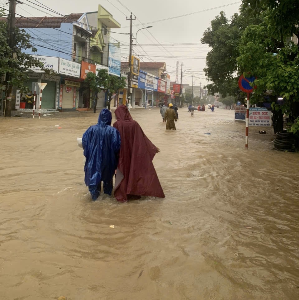 Quảng Bình: Một người bị lũ cuốn mất tích khi đang làm nhiệm vụ cứu hộ, cứu nạn