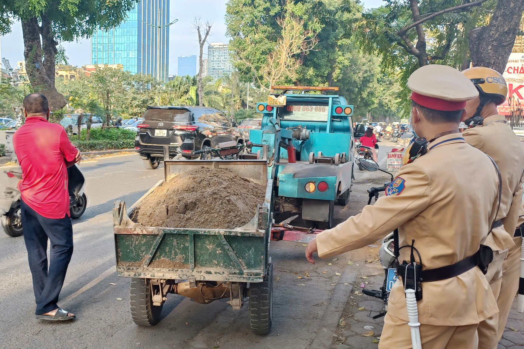 Công an Hà Nội tuyên truyền, xử lý xe thương binh, xe ba bánh tự chế vi phạm luật giao thông