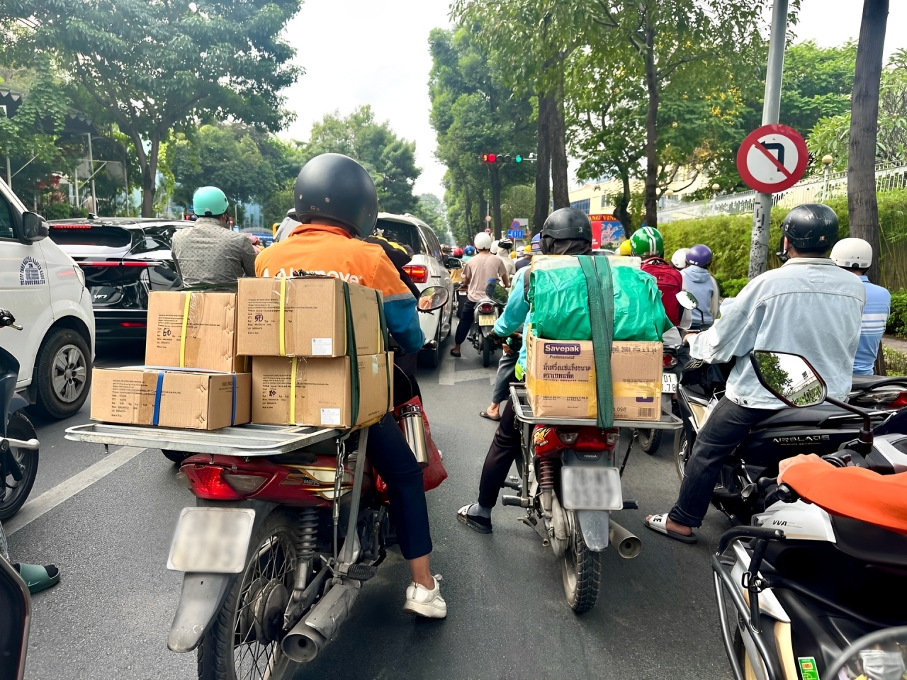 Áp lực bủa vây shipper mùa Tết