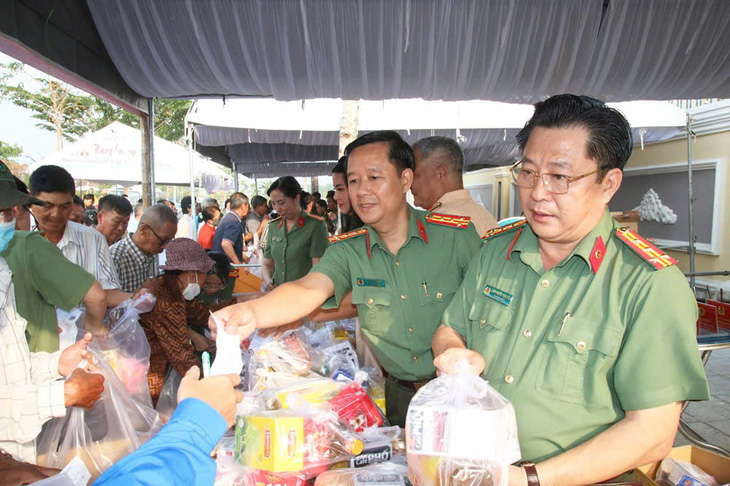 An Giang mở phiên chợ 0 đồng, trao quà để người dân ăn Tết