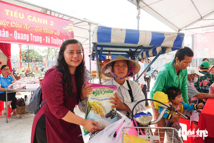 Người nghèo vùng biển Kiên Giang rưng rưng nước mắt ở phiên chợ 0 đồng