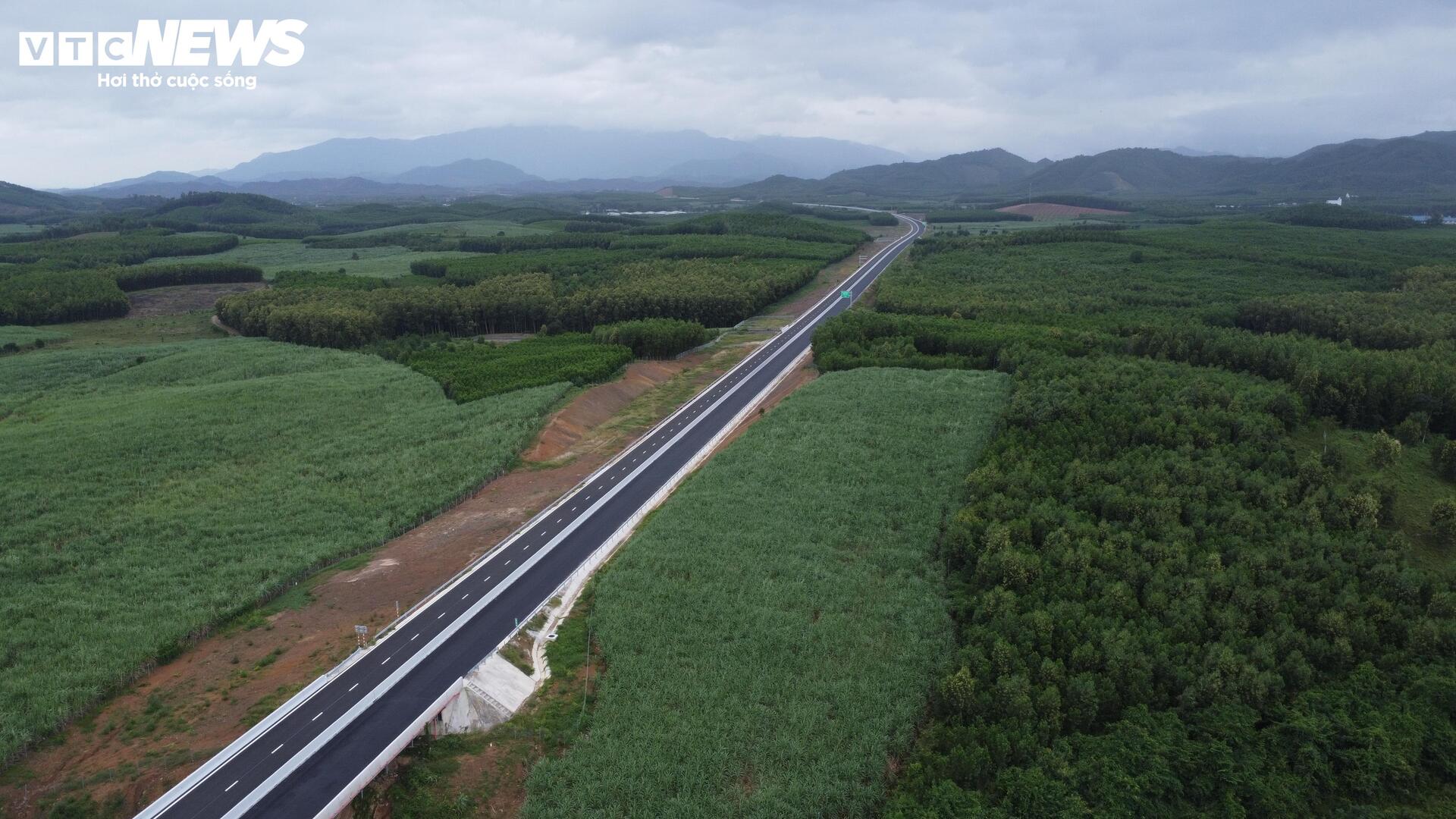 Quốc lộ 1 ách tắc, vì sao chưa thông cao tốc Vân Phong - Nha Trang trước Tết?