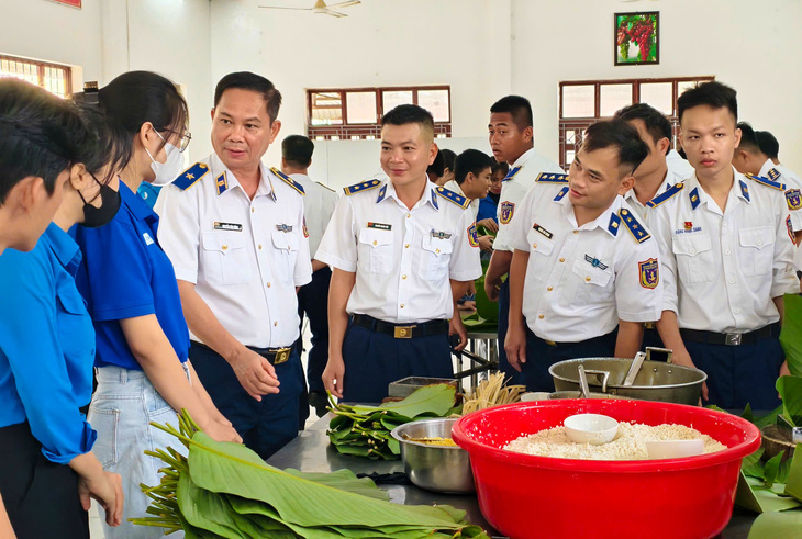 Vùng Cảnh sát biển 4 thi gói bánh chưng xanh đón Tết