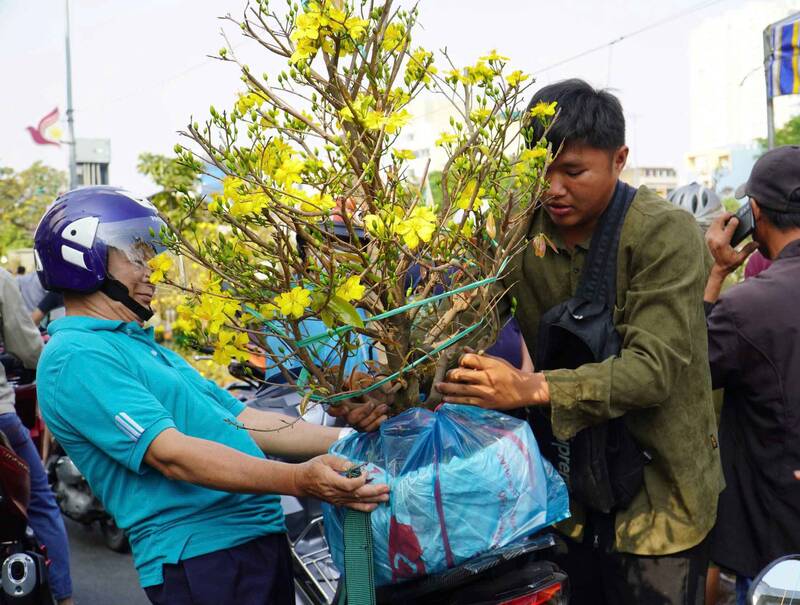 Chợ hoa TPHCM ngày cuối năm nơi xả hàng, người dọn về sớm