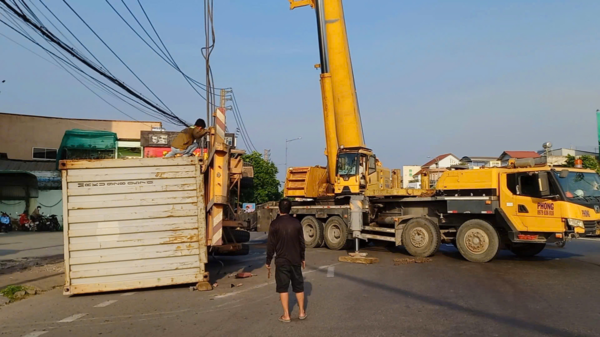 Thùng container rơi giữa vòng xoay