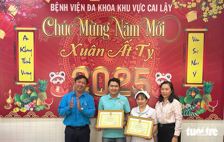 Khen thưởng nữ điều dưỡng kịp thời cứu sống một phụ nữ bị tai nạn nằm bất tỉnh trên đường