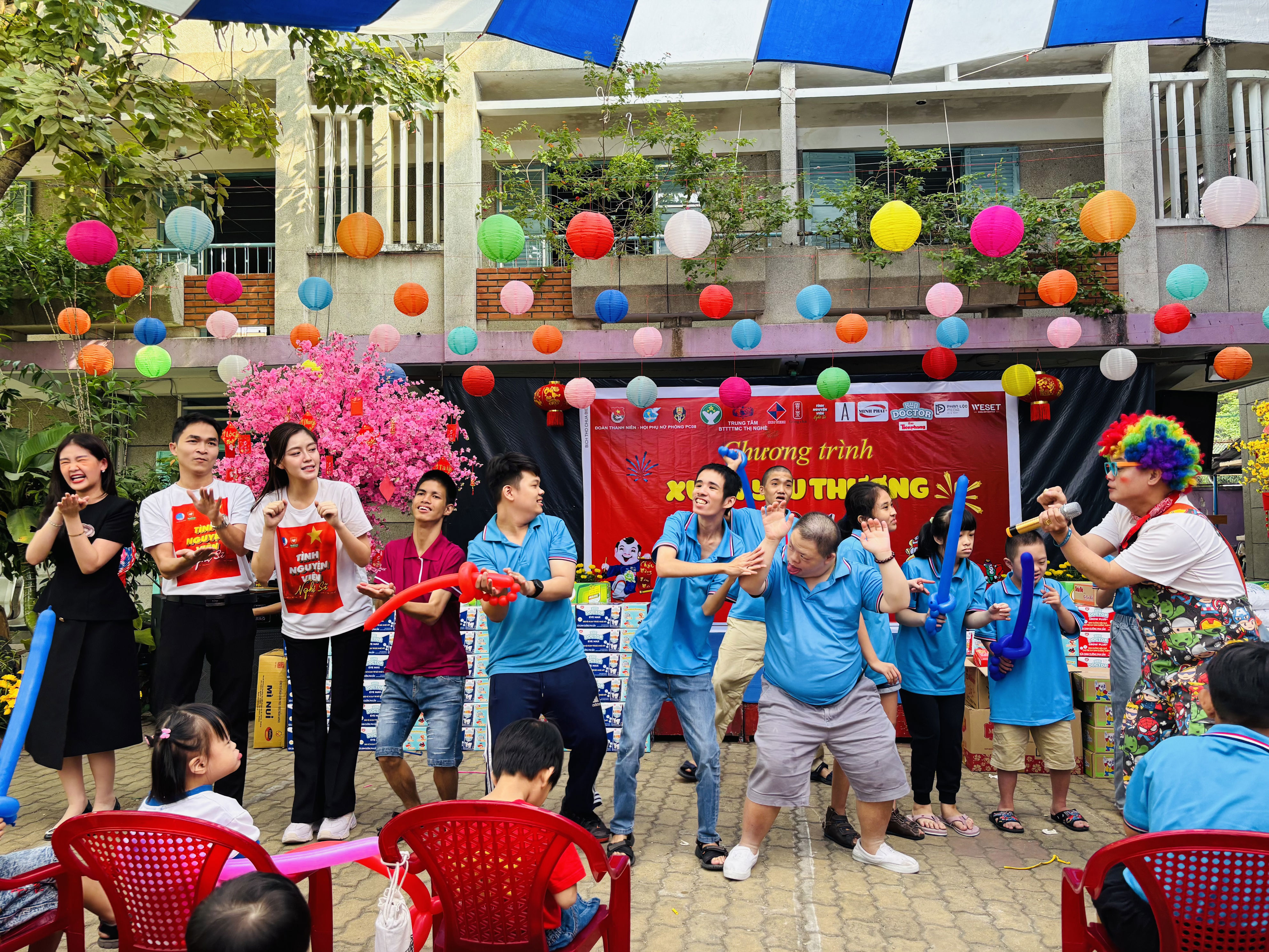 Mang xuân yêu thương đến trẻ em tàn tật, mồ côi