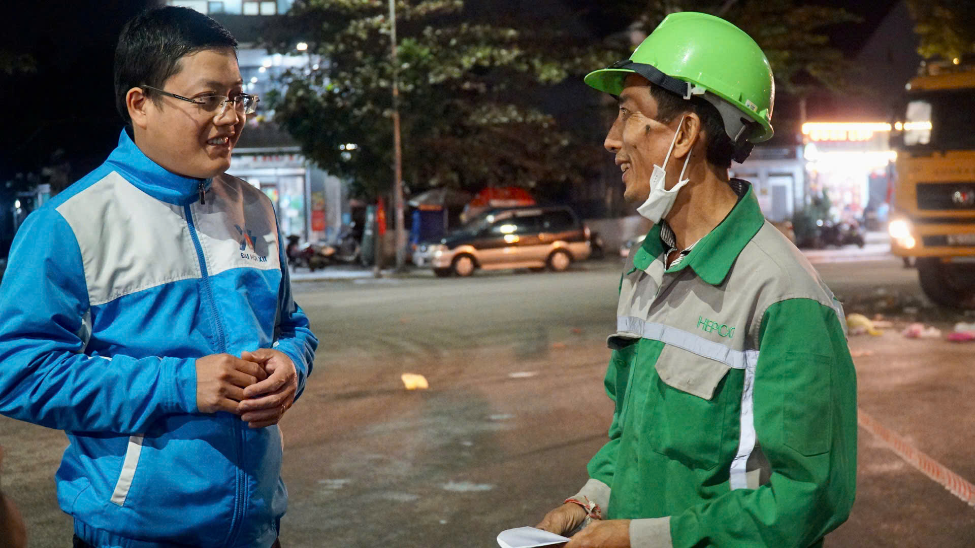 Quà Tết ấm áp sẻ chia đêm giao thừa của tuổi trẻ Huế