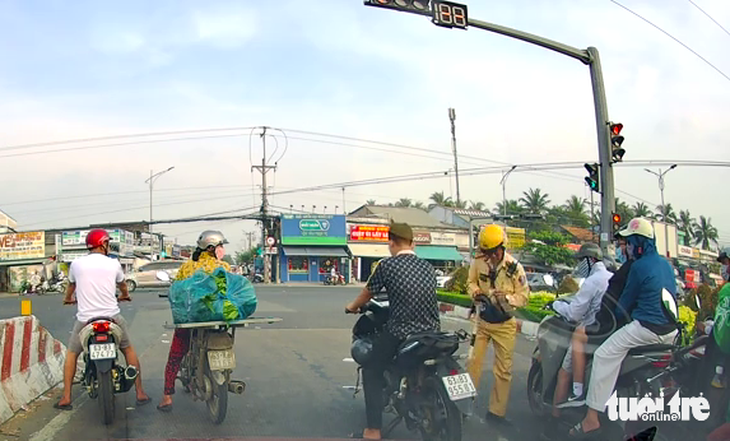 Ma túy giấu trong nón, đứng chờ đèn đỏ bị cảnh sát phát hiện