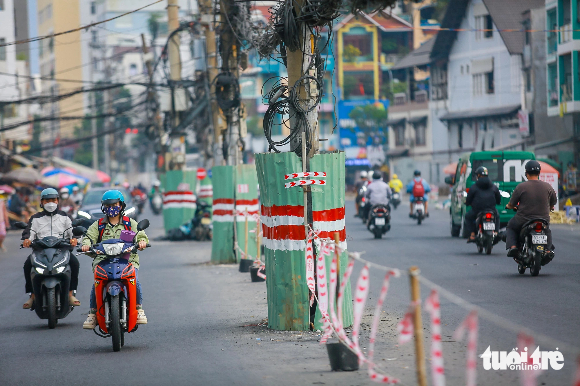 Cột điện giữa đường Dương Quảng Hàm vì sao chưa di dời?