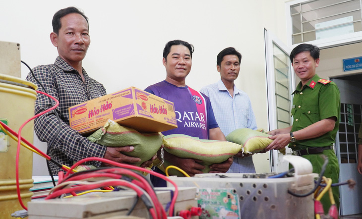 Cần nhân rộng việc ‘treo thưởng’ cho người cung cấp thông tin để bắt người xuyệt điện tôm cá