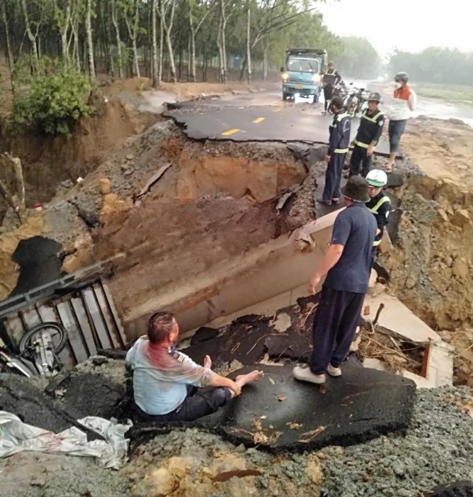 Mưa lớn gây sạt lở rộng ở Bình Dương, hai người gặp nạn