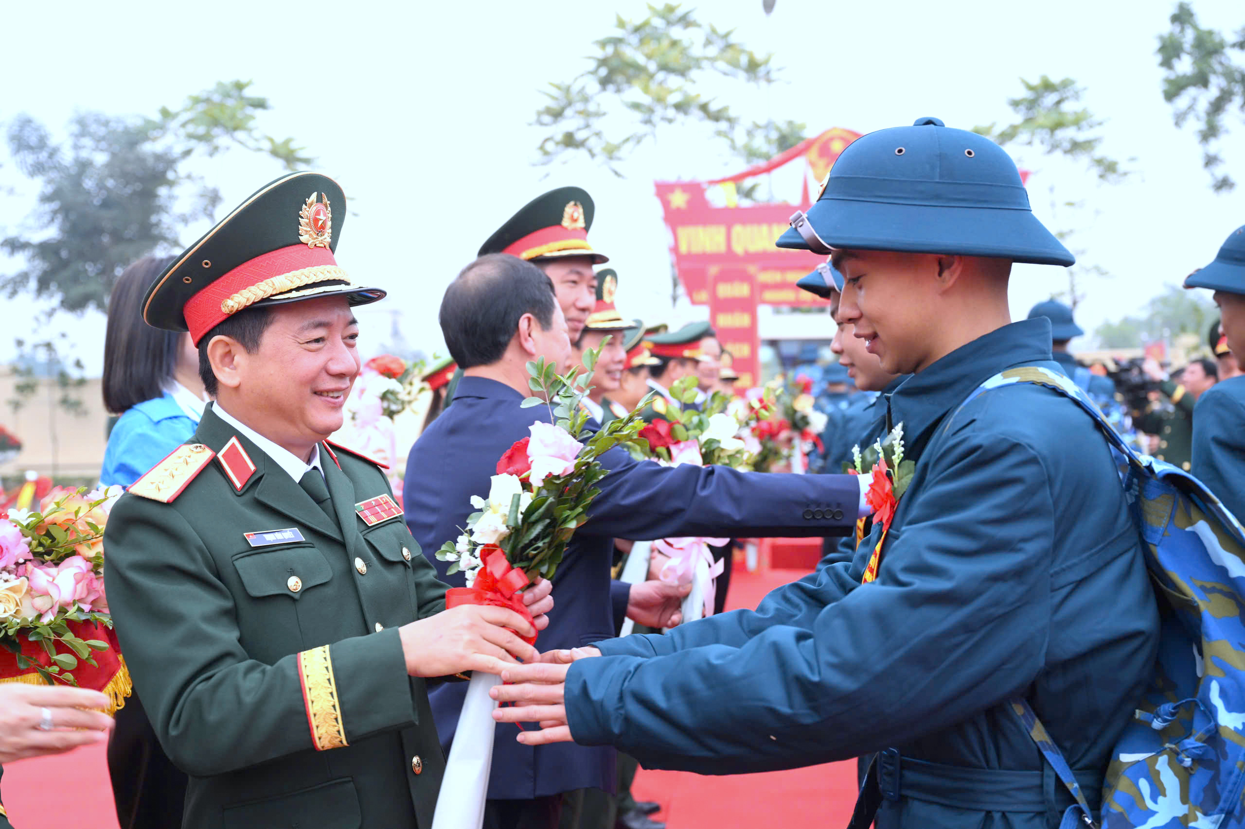 Tướng lĩnh Quân đội trao gửi niềm tin, truyền lửa nhiệt huyết cho các tân binh