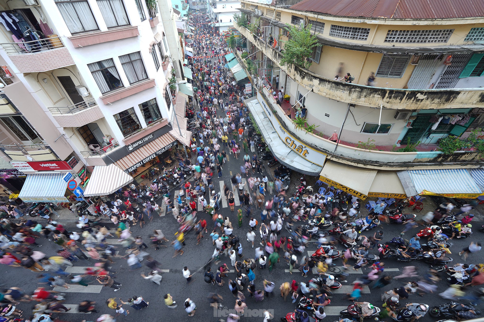 Biển người xuống phố ngắm 'Bát Tiên', xem múa Lân - Sư - Rồng Tết Nguyên Tiêu